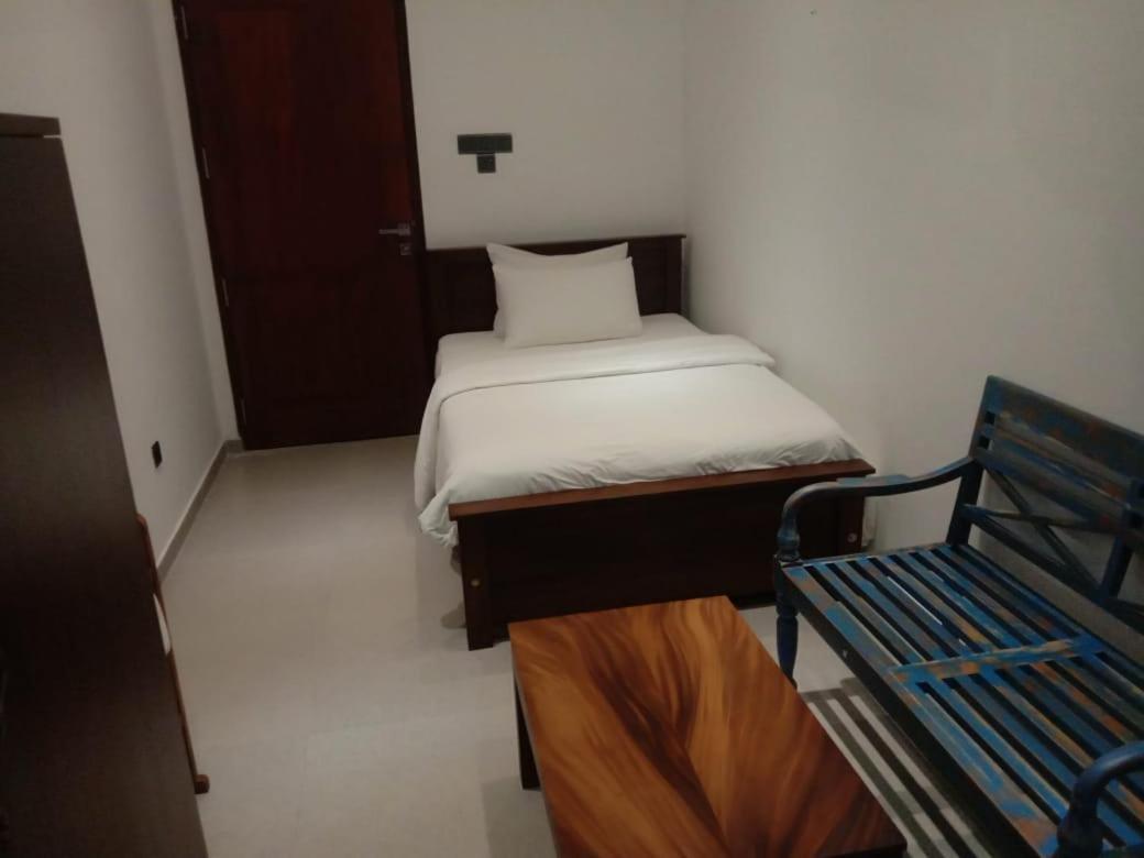 Coza Ceylon Hotel Dehiwala-Mount Lavinia Bagian luar foto