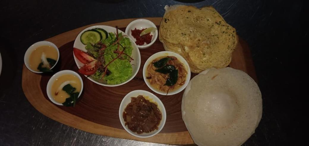 Coza Ceylon Hotel Dehiwala-Mount Lavinia Bagian luar foto