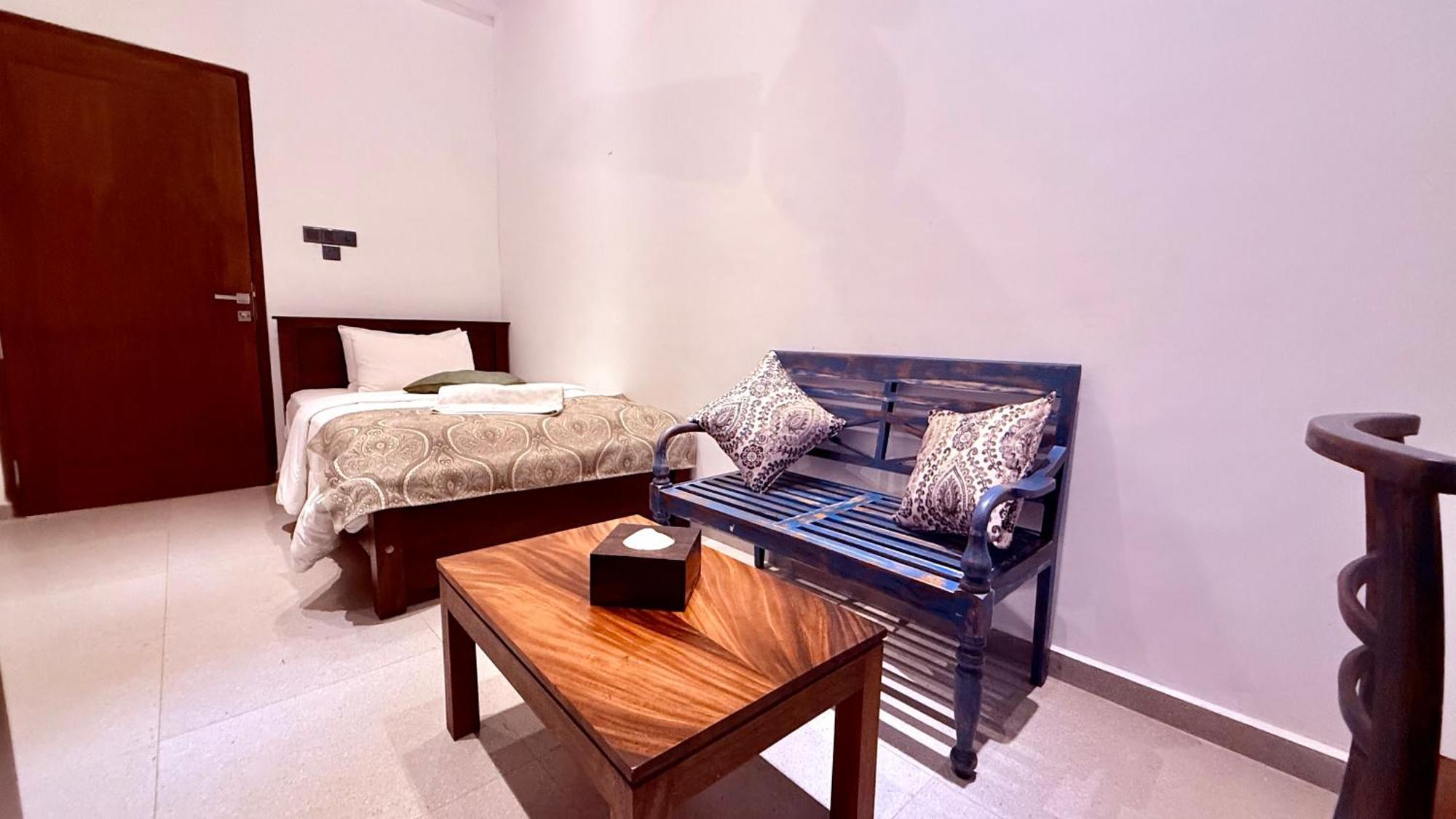 Coza Ceylon Hotel Dehiwala-Mount Lavinia Bagian luar foto