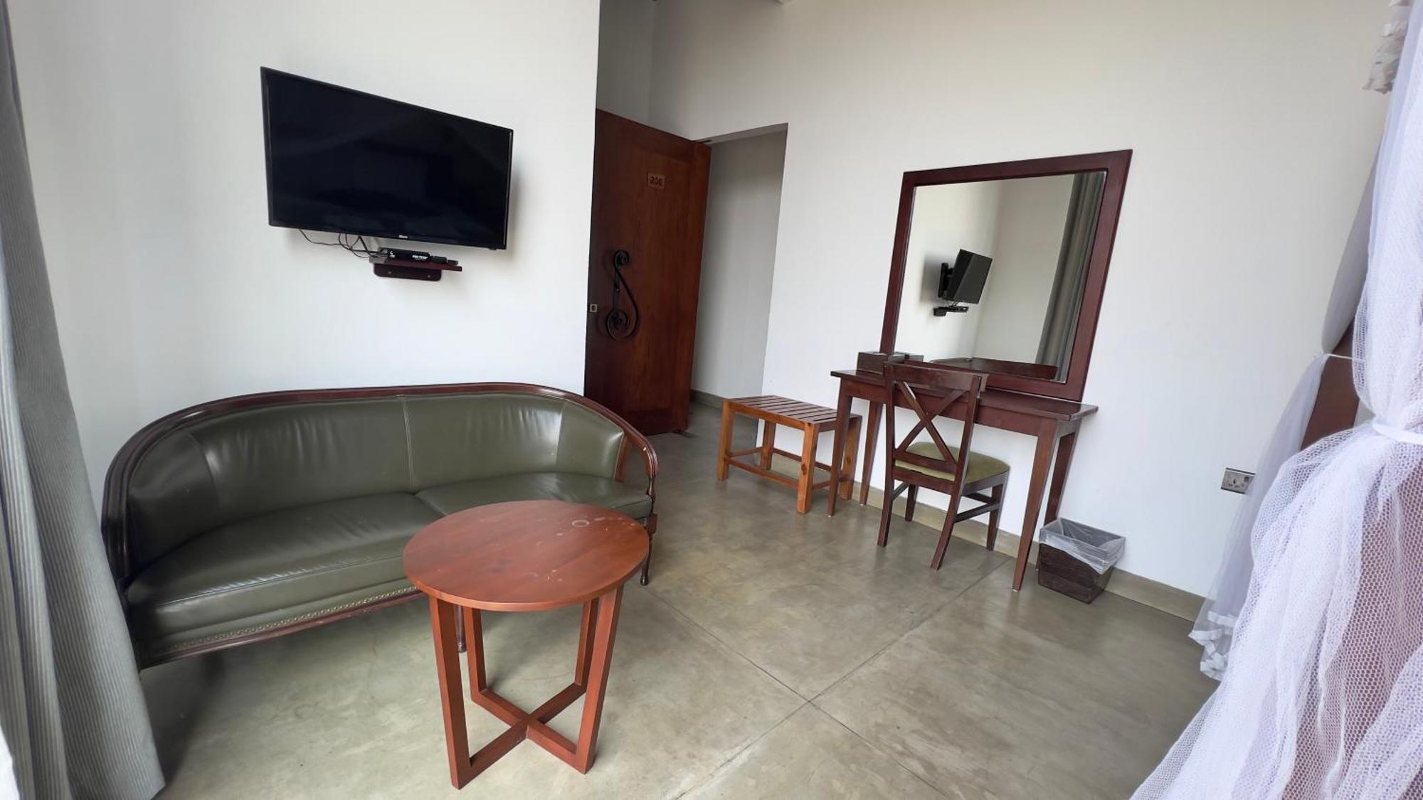 Coza Ceylon Hotel Dehiwala-Mount Lavinia Bagian luar foto