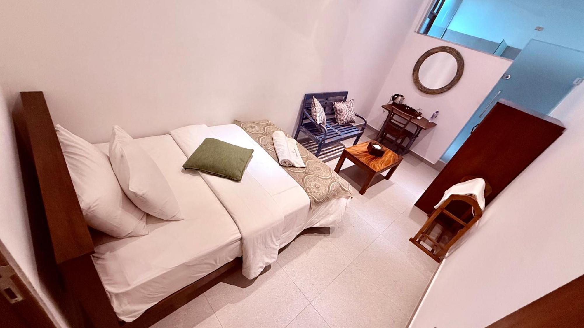 Coza Ceylon Hotel Dehiwala-Mount Lavinia Bagian luar foto