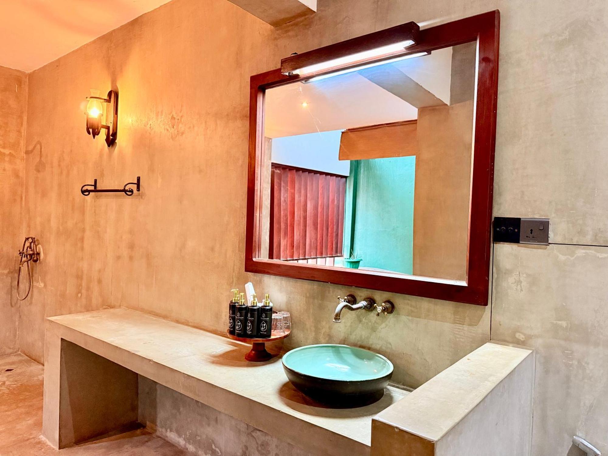Coza Ceylon Hotel Dehiwala-Mount Lavinia Bagian luar foto